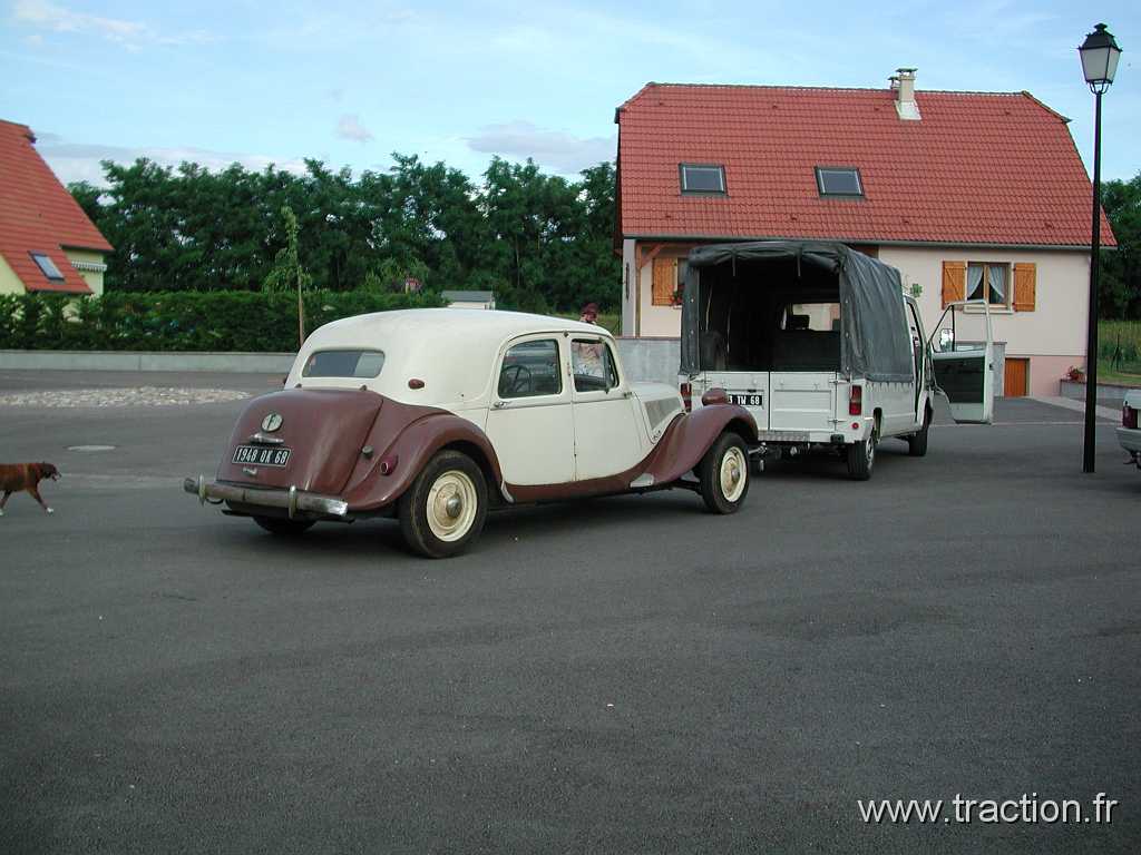 2001_07_11I Biltzheim 0005.jpg - Je la ramméne chez moi tracté avec une simple barre et la camionette de l'oncle de ma femme.